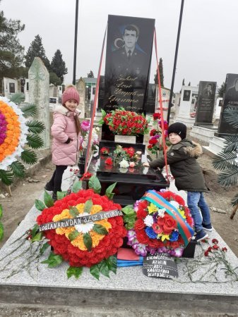 “Öz istəyi ilə hərbini seçən, iki döyüşdə ön sırada vuruşan və yaralı vəziyyətdə komandirini xilas edərkən şəhid olan qəhrəman Vətən oğlu”
