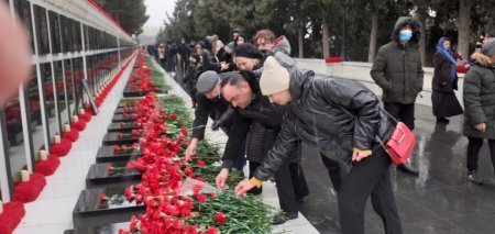 Türkiyə Azərbaycan Qardaşlıq İctimai Birliyinin kollektivi Şəhidlər Xiyabanını ziyarət edib