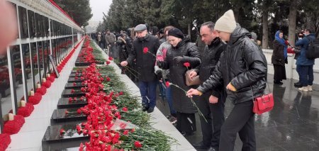 Türkiyə Azərbaycan Qardaşlıq İctimai Birliyinin kollektivi Şəhidlər Xiyabanını ziyarət edib