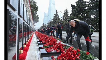 Təhsil işçiləri Şəhidlər xiyabanını ziyarət edib