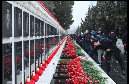 Təhsil işçiləri Şəhidlər xiyabanını ziyarət edib