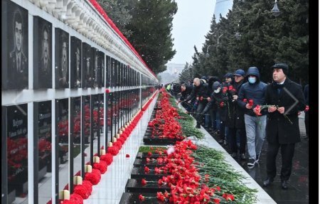 Təhsil işçiləri Şəhidlər xiyabanını ziyarət edib