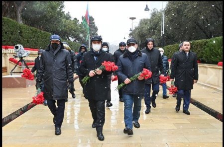 Təhsil işçiləri Şəhidlər xiyabanını ziyarət edib