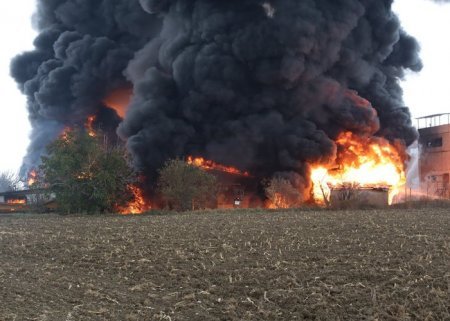 Türkiyədə kimya fabriki YANIR